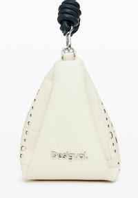 Dreiecksförmige weiße Lederhandtasche mit durchbrochenen Akzenten, silbernem Logo und einem schwarzen geknoteten Griff. Glatte Textur, modernes Design.