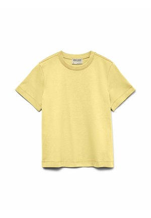 Eenvoudig lichtgeel katoenen T-shirt met korte mouwen, ronde hals en zichtbaar collabel, plat neergelegd op een witte achtergrond.