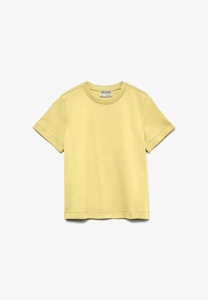 Prosty, jasnżółty, bawełniany t-shirt z krótkim rękawem i okrągłym dekoltem, z widoczną metką na kołnierzu, rozłożony płasko na białym tle.