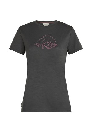 Camiseta de manga corta gris oscuro hecha de tela suave, con un gráfico de montaña rosa y cuello redondo. Etiqueta de marca visible en el dobladillo.