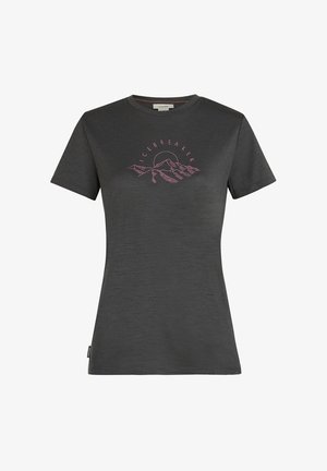 Donkergrijze T-shirt met korte mouwen, gemaakt van zachte stof, met een roze bergafbeelding en een ronde halslijn. Merklabel zichtbaar aan de zoom.