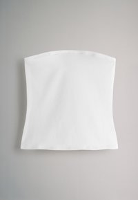 Witte strapless top gemaakt van lichtgewicht stof. Kenmerkt zich door een gladde textuur en een rechte, gelijkmatige zoom. Minimalistisch ontwerp, zonder zichtbare patronen.