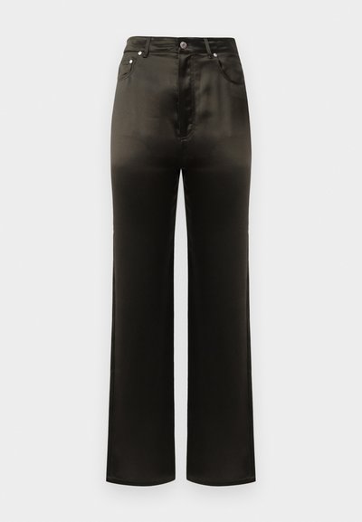 Pantaloni neri in satin a gamba larga con vita alta, dotati di tasche anteriori e dettagli con bottoni metallici. Texture liscia e design elegante.
