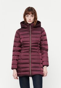 Bordeaux pufferjack, met een gequilt design, capuchon en een voorrits, en elastische manchetten. Gladde textuur en mid-lengte pasvorm.