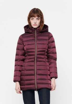 Bordeaux pufferjack, met een gequilt design, capuchon en een voorrits, en elastische manchetten. Gladde textuur en mid-lengte pasvorm.