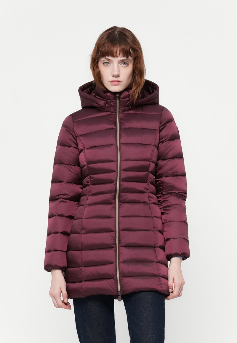 Bordeaux pufferjack, met een gequilt design, capuchon en een voorrits, en elastische manchetten. Gladde textuur en mid-lengte pasvorm.