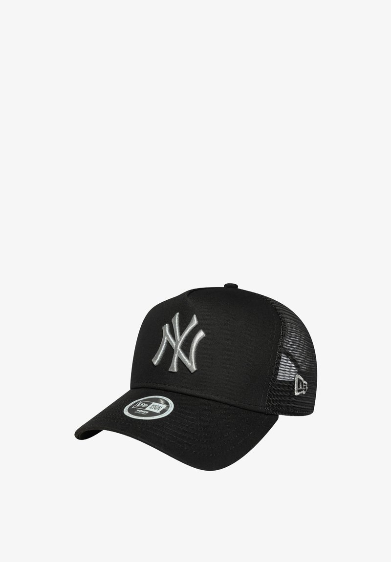 Gorra negra con visera curva y parte trasera de malla. Presenta un gran logo de NY bordado en plata en la parte frontal. Diseño estructurado con una etiqueta circular.