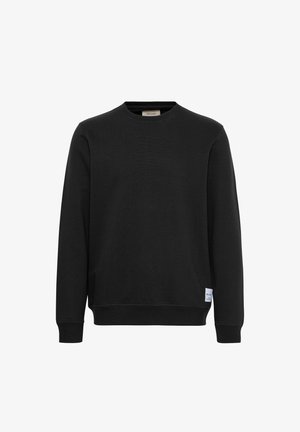 Must veebiga musta kangast sweatshirt, millel on ümar kaelus, pikad varrukad, soonikkoes mansetid ja äär, ning mille alumisel küljel on väike silt.