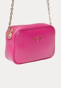 Borsa a tracolla in pelle rosa con forma rettangolare, zip e accessori dorati, caratterizzata da un dettaglio logo frontale e una tracolla a catena.