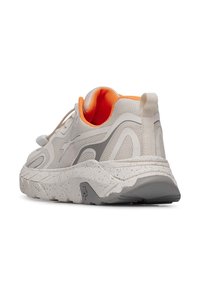 Scarpa sportiva beige con tomaia testurizzata, interno arancione e suola maculata. Presenta accenti grigi e un pratico tassello posteriore per una facile calzata.