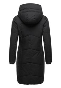 Manteau d'hiver noir à capuche avec un design matelassé. Présente des détails de couture verticaux et diagonaux, des manches longues et une silhouette légèrement cintrée.