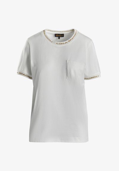 Bela bombažna majica s kratkimi rokavi, ki ima žep na levi strani in zlat napis na ovratniku ter robovih rokavov.