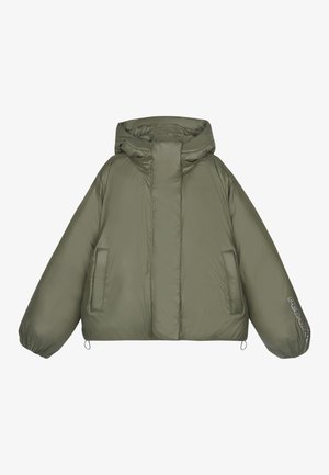 Doudoune vert olive, avec une capuche, coupe oversized, poignets élastiques, deux poches latérales et un détail textuel sur la manche.