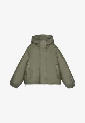 Chaqueta tipo puffer en verde olivo, con capucha, corte oversize, puños elásticos, dos bolsillos laterales y detalles de texto en la manga.