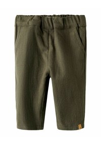 Pantalones cortos verde oliva con una tela texturizada, cinturilla elástica, dos bolsillos laterales y una pequeña etiqueta de marca en la parte inferior derecha.