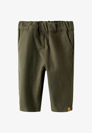 Oliwkowe szorty z fakturowanej tkaniny, elastycznym pasem, dwoma bocznymi kieszeniami oraz małą metką marki na dolnej prawej stronie.