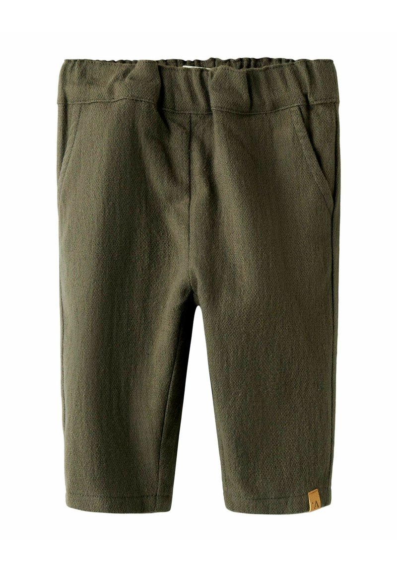 Pantalones cortos verde oliva con una tela texturizada, cinturilla elástica, dos bolsillos laterales y una pequeña etiqueta de marca en la parte inferior derecha.