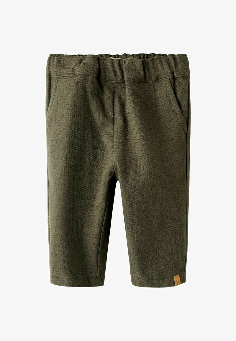 Pantalones cortos verde oliva con una tela texturizada, cinturilla elástica, dos bolsillos laterales y una pequeña etiqueta de marca en la parte inferior derecha.
