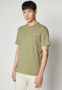 Calvin Klein MICRO LOGO - Pamata T-krekls - delta green