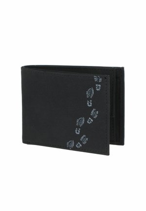 Portefeuille noir à deux volets avec motif d'empreinte de botte grise en diagonale sur le coin avant sur fond blanc.