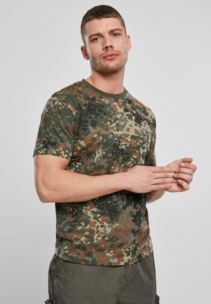 Kortærmet camouflageshirt i grønne, brune og grå nuancer, med rund hals og en afslappet pasform, lavet af et blødt bomuldsagtigt materiale.