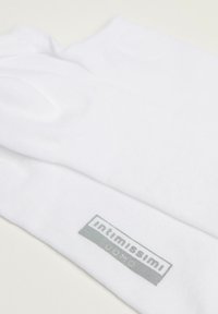 Weiße Baumwollsocken mit strukturiertem Finish, ausgestattet mit einem grauen "Intimissimi Uomo"-Logo am Bund. Einfaches, schlankes Design.