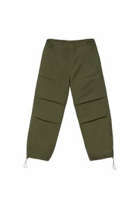 Pantalones cargo verde oliva con cintura elástica, puños ajustables en los tobillos y múltiples bolsillos frontales planos. Hechos de tela ligera.