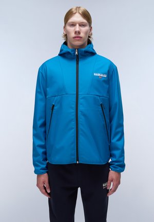 Giacca softshell blu con cappuccio, dotata di zip frontale, due tasche laterali e un logo sul lato sinistro del petto. Tessuto dalla texture liscia.