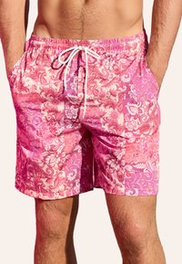 Pantaloni da bagno a fantasia rosa con vita regolabile, caratterizzati da disegni floreali e paisley in diverse sfumature di rosa e bianco.