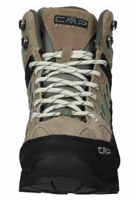 Beige og grå vandresko med suede og mesh, med sorte accenter, runde snørebånd og metaløjer for holdbarhed. CMP-branding synlig.