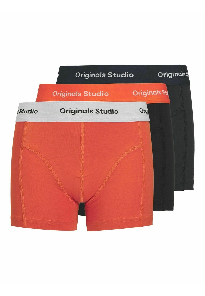 Tre par herrboxershorts i orange, svart och mörkblå. Varje par har ett brett elastiskt midjeband med "Originals Studio"-branding.