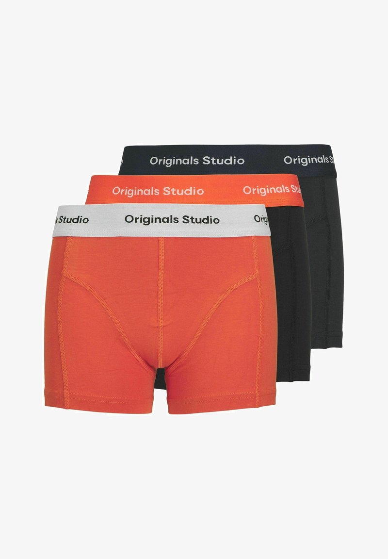 Drie paar herenboxershorts in oranje, zwart en donkerblauw. Elk heeft een brede elastische tailleband met de branding "Originals Studio".