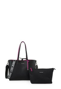 Bolso tote de cuero negro con acentos rosas, correas dobles y un estuche negro extraíble. Presenta un material texturizado y una correa con logo brillante.
