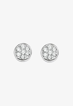 Boucles d'oreilles rondes en argent ornées d'un groupe de strass clairs disposés en motif circulaire, créant une surface scintillante et texturée.