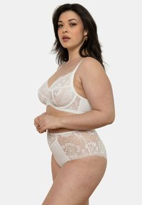 Bralette en dentelle blanche et culottes taille haute avec motifs floraux, panneaux transparents et bords festonnés. Tissu doux avec bretelles ajustables.