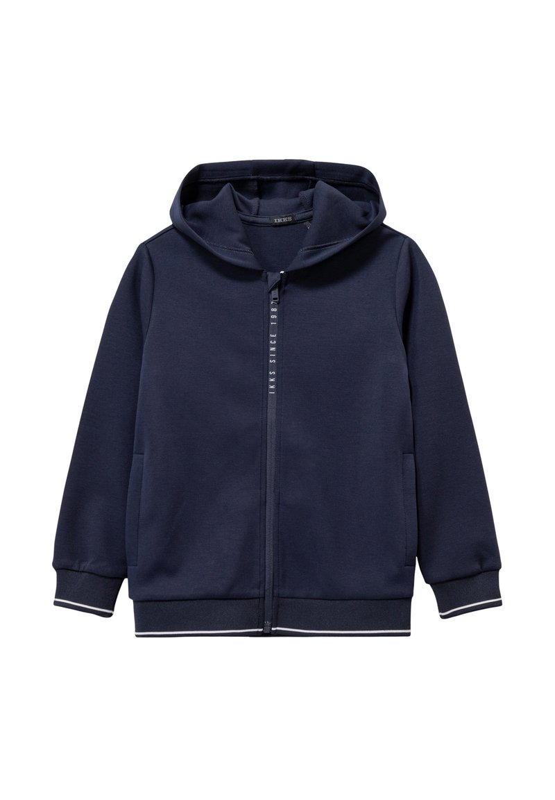 Felpa con zip blu navy realizzata in misto cotone. Caratterizzata da un cappuccio, tasche frontali e profili bianchi a contrasto su polsini e fondo. Tessuto morbido.
