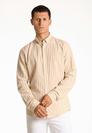 Camisa de botones a rayas en beige y blanco, hecha de un tejido ligero. Presenta un cuello con solapa y mangas largas con puños abotonados.
