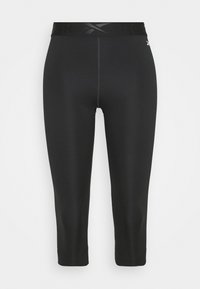 Czarne legginsy capri wykonane z elastycznego materiału z szerokim elastycznym pasem, na którym znajduje się logo Reebok. Gładka faktura, dopasowany krój.