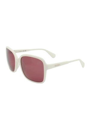 Occhiali da sole con montatura bianca, grandi lenti quadrate sfumate di rosa e aste leggermente curve, mostrati su sfondo bianco.