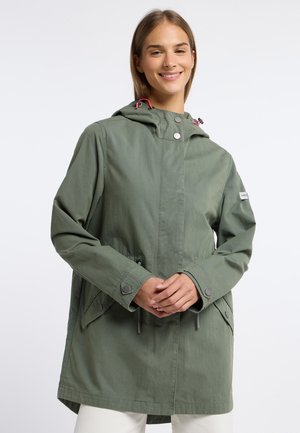 Groene lichtgewicht jack met een capuchon, drukknoopsluiting, trekkoord in de taille en zijzakken. De stof lijkt glad met een lichte glans.