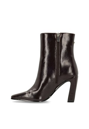 Glänzender dunkelbrauner knöchelhoher Stiefel mit hohem Absatz, seitlichem Reißverschluss und spitz zulaufender Zehenpartie, mit Blockabsatz auf weißem Hintergrund.