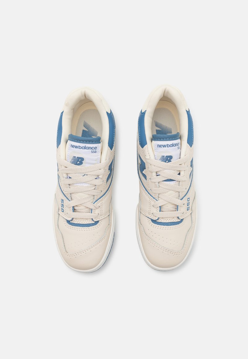 Sneakers New Balance 550 bianchi e blu con tomaia in pelle, chiusura con lacci, perforazioni e colletto imbottito per il comfort.