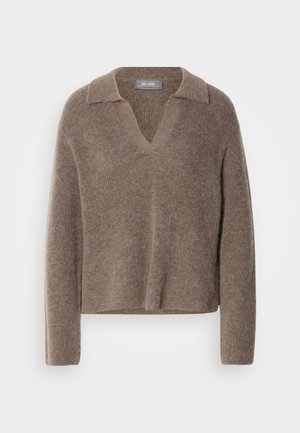 Bruine gezellige trui met een V-hals en kraag, met lange mouwen en een zachte, gestructureerde breiwijze. Casual en ontspannen fit.