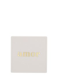 Scatola quadrata di un rosa chiaro con la parola "amor" in lettere dorate, texture liscia, design minimale, senza ulteriori motivi o decorazioni.