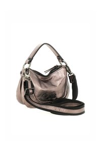 Borsa a tracolla in oro rosa metallico con forma arrotondata, chiusura con zip, manico corto e tracolla nera removibile. Texture liscia con finitura lucida.
