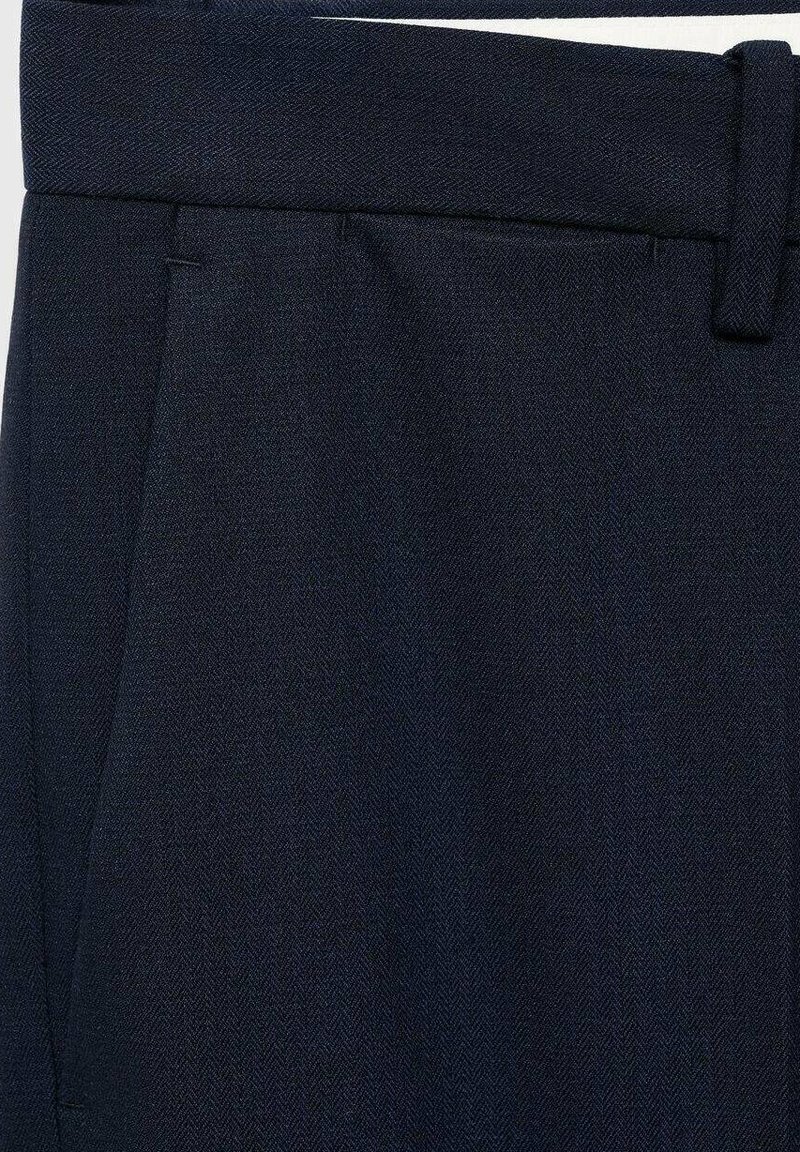 Marineblaue Wollhosen mit Fischgrätmuster, flachem Vorderteil und glattem Bund mit Gürtelschlaufen. Strukturiertes, maßgeschneidertes Design.