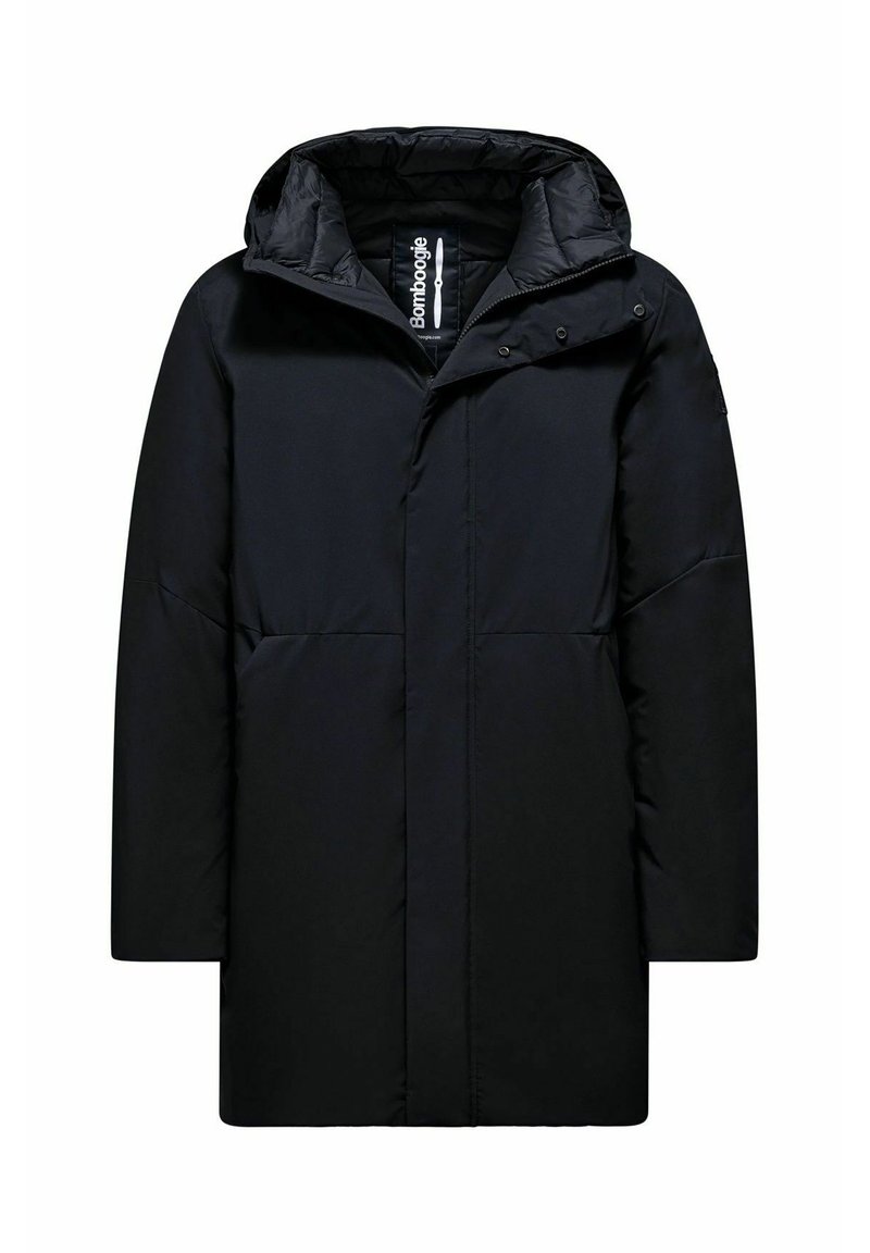 Cappotto invernale lungo e imbottito di colore nero, con cappuccio, zip frontale nascosta da una pattina con bottoni e etichetta Bomboogie all'interno.