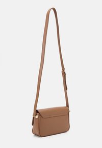Borsa a tracolla in pelle marrone con un design piatto, tracolla regolabile e chiusura a pattina. Texture liscia con accessori minimalisti in oro.