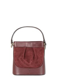 Bordeaux leren en suède handtas met korte strap, goudkleurige hardware en een licht geplooide voorpand.