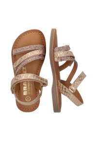 Goldfarbene, faux-lederne flache Sandalen mit drei dünnen Glitzer-Riemen und einem strukturierten Knöchelriemen. Die Sohle ist braun mit einer genähten Detailverarbeitung.